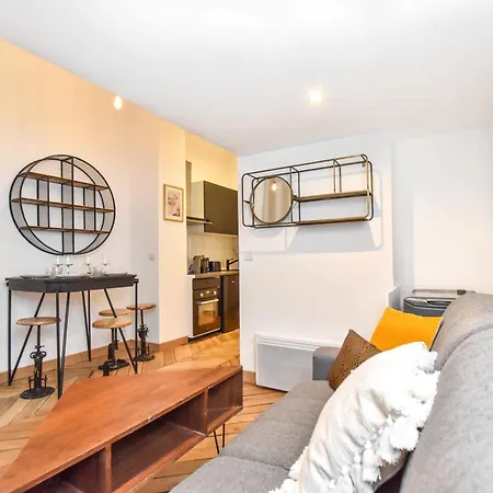 Cozy Nest Just Steps Away From The Lively Nation District *